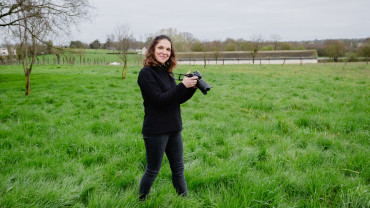 emilie-vaches-champ-appareil-photo.jpg