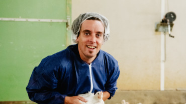 Maxime, éleveur de poulets Bleu-Blanc-Cœur à Chavagnes-en-Paillers (85)